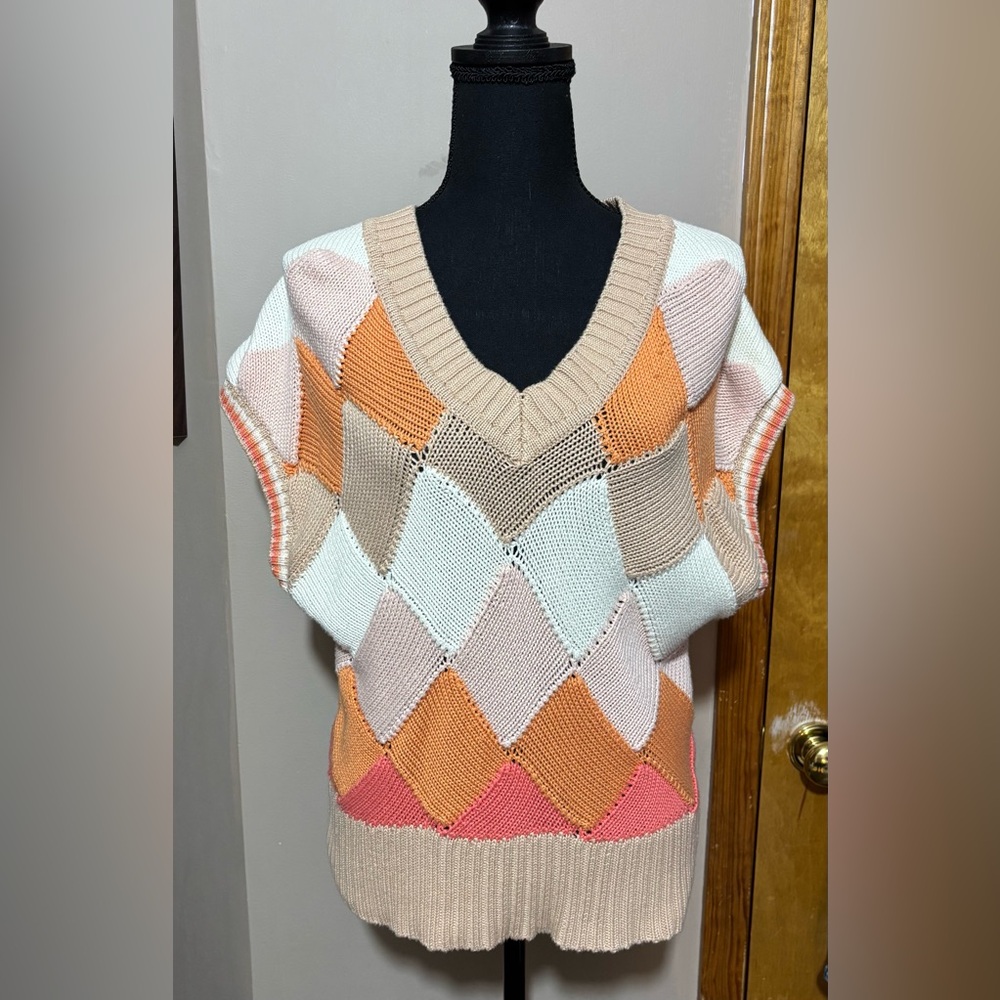 V neck sweater vest. Argyle print. Size S. Excellent condition.
